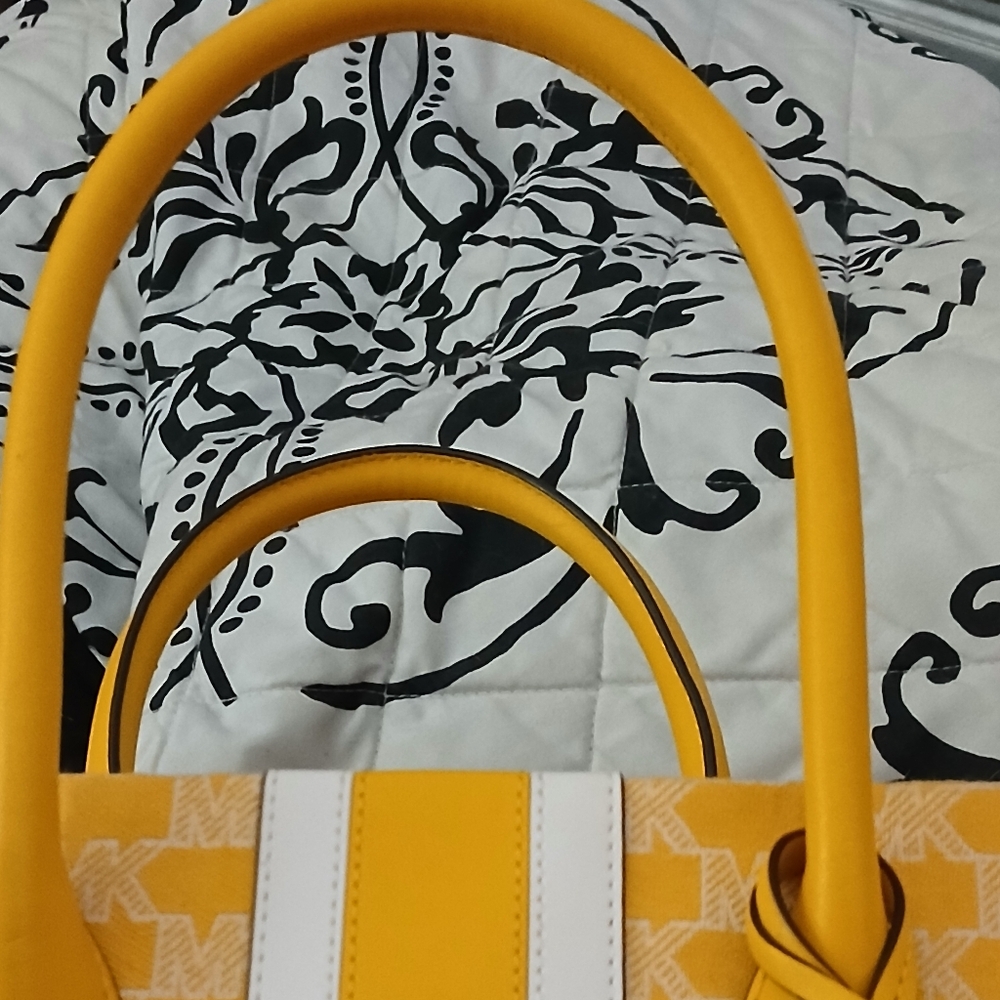Fabulous Michael Kors Mirella Tote - Picture 4 of 14